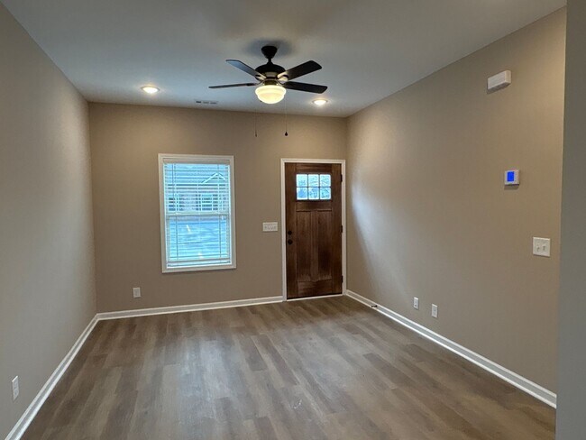 Building Photo - 404 Cedar Ln