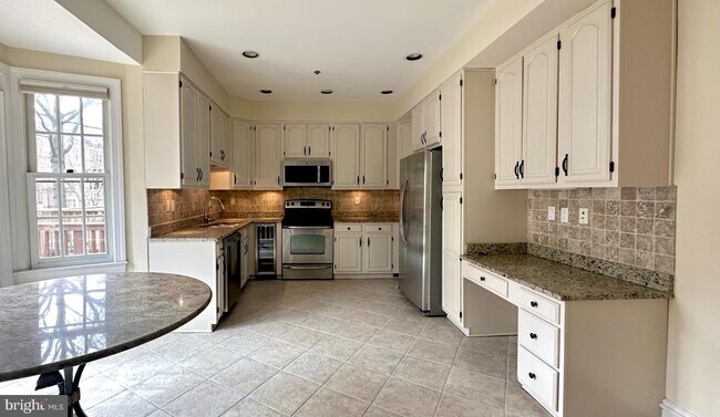 Building Photo - 5453 Whitley Park Terrace