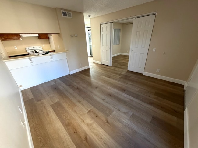 Foto del edificio - 360 N San Antonio Ave