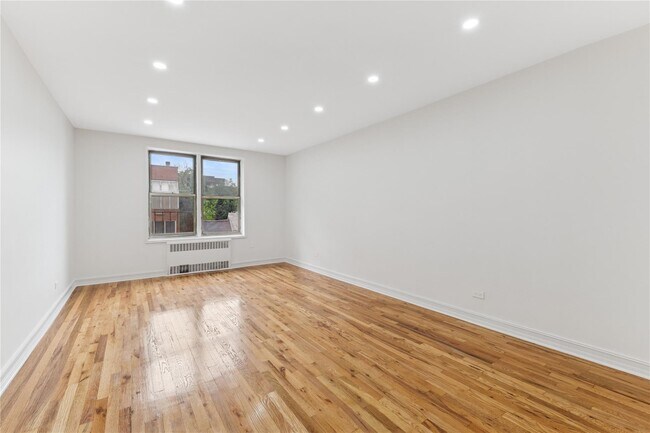 Foto del edificio - 67-30 Clyde St