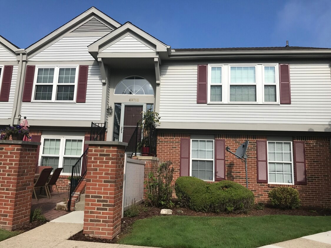 End unit condo - 49730 Plymouth Way