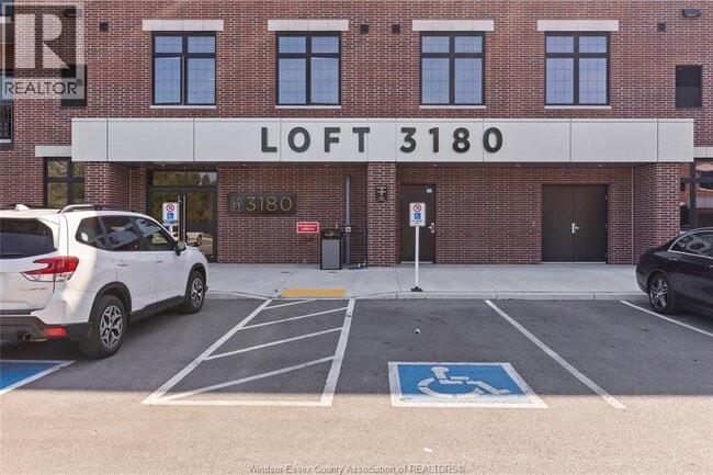 Building Photo - 3180 Meadowbrook Ln