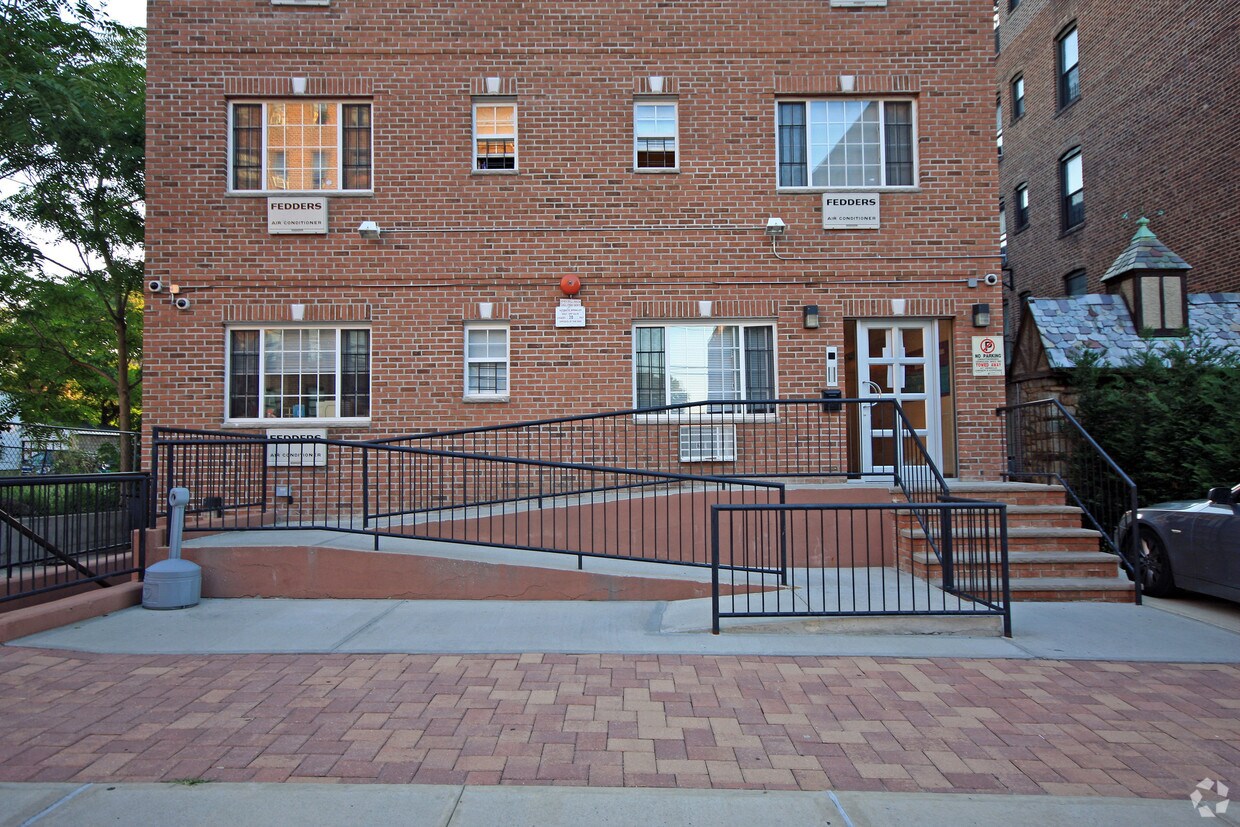 Foto del edificio - 91-53 191st St