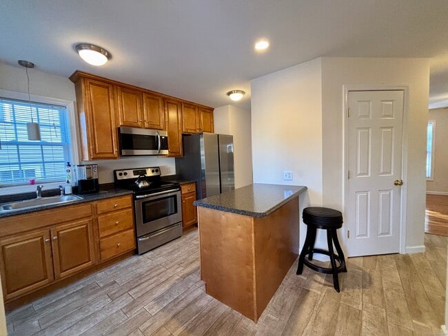 Building Photo - 589 Stafford Ave