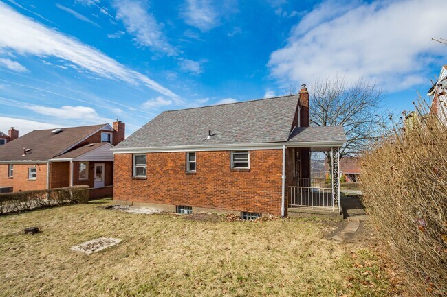 Foto del edificio - AVAILABLE MAY 1ST, Don't miss this UPDATED home in North Versailles!