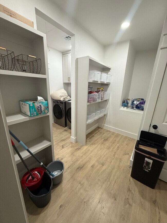 Foto del edificio - 310 N Rosedale Ave