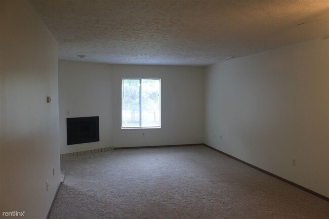 Building Photo - 1555 W Pond Dr
