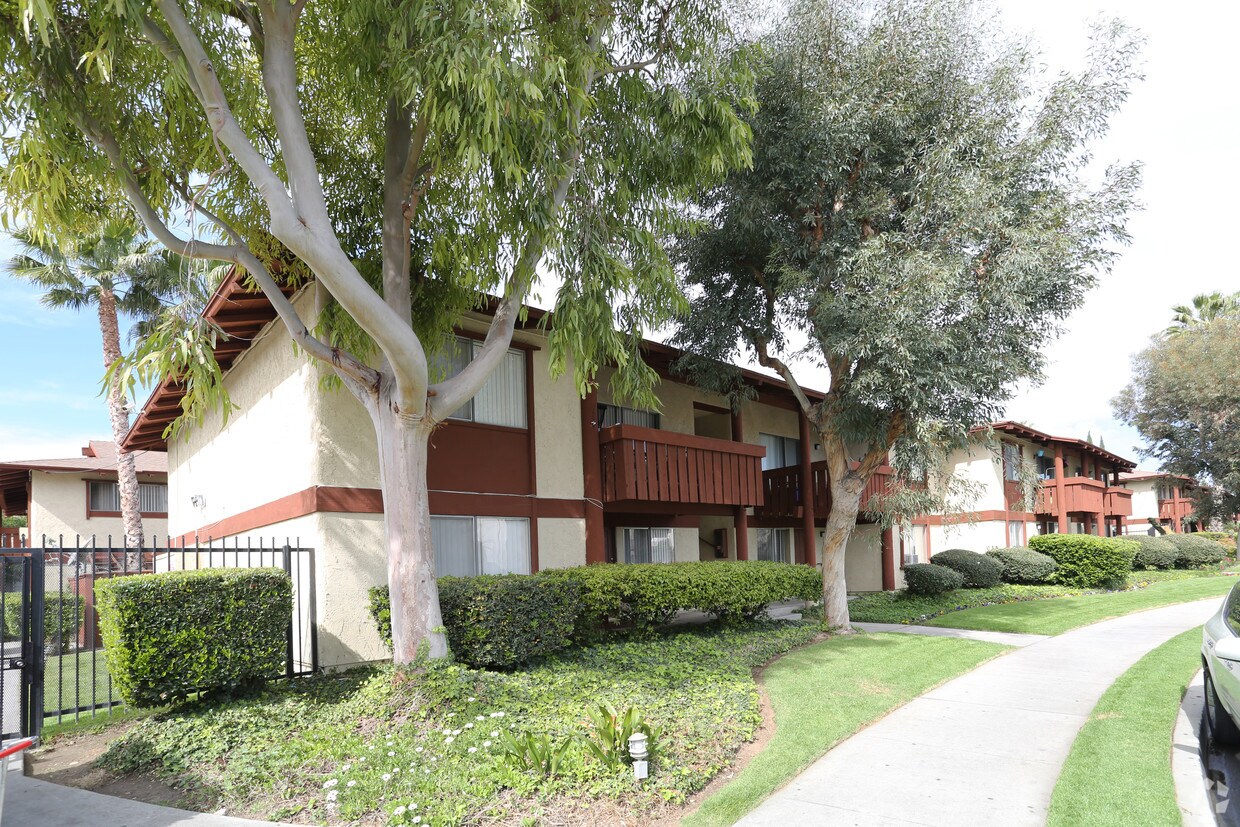 Tara Woods Apartments Canoga Park, CA