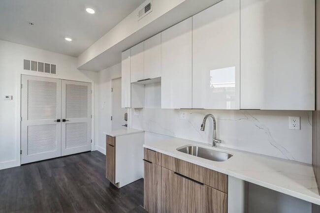 Building Photo - 5053 Ludlow St