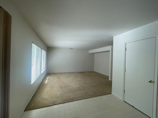 Building Photo - Large house! 5 Bedrooms and a loft!