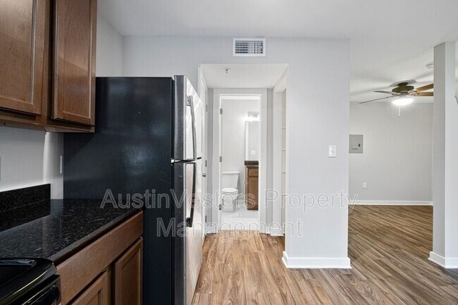 Building Photo - 924 E 51st St