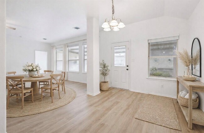Foto del edificio - 1611 Sunnycrest Cir