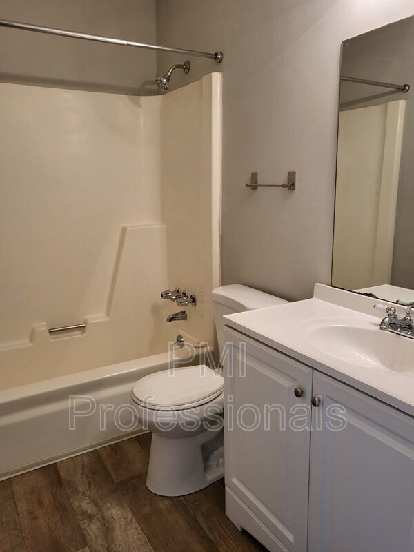 Building Photo - 3604 Willow Creek Ct