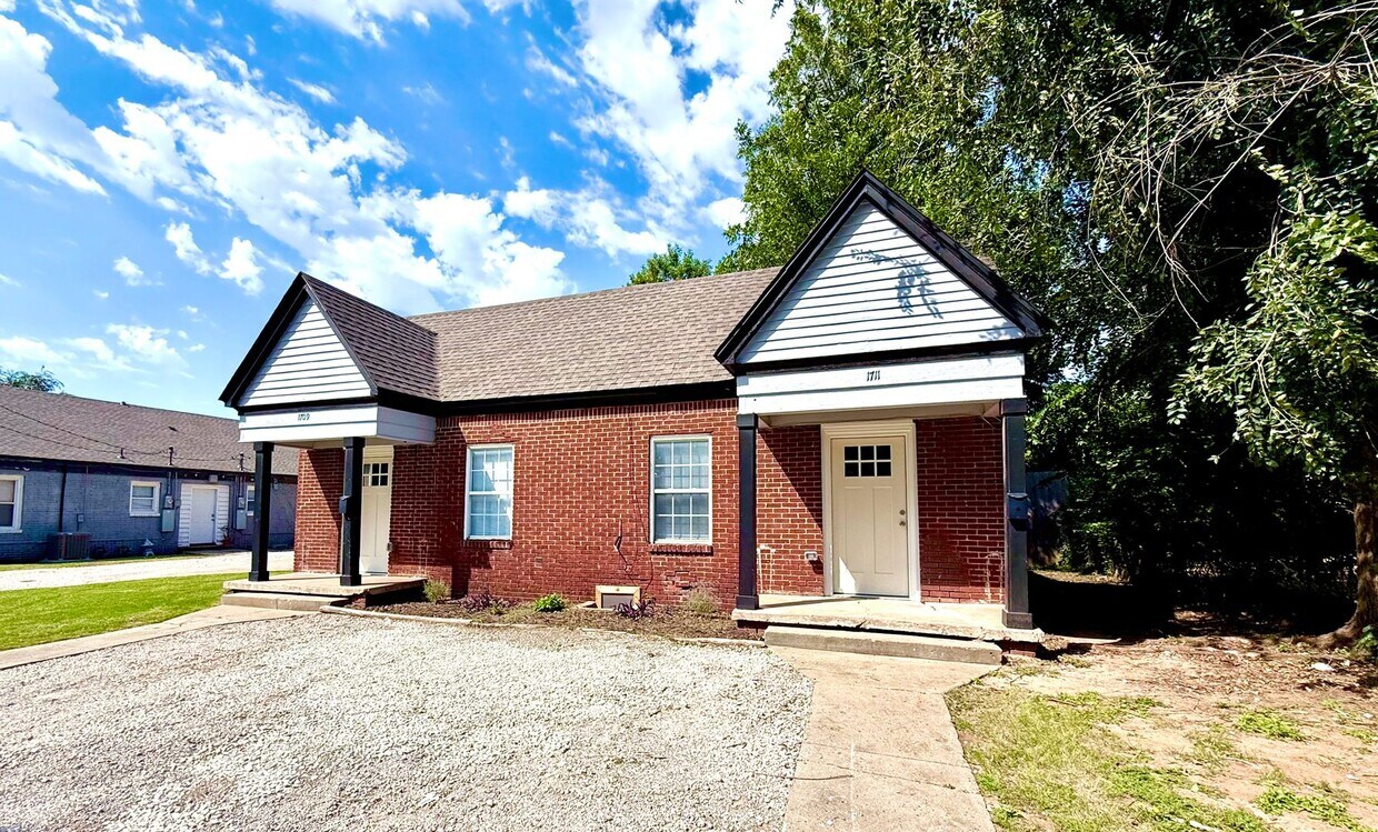 Foto principal - Completely Remodeled 1BD 1BA Duplex Locate...