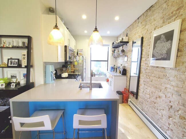 Breakfast Bar - 122 Sterling Pl