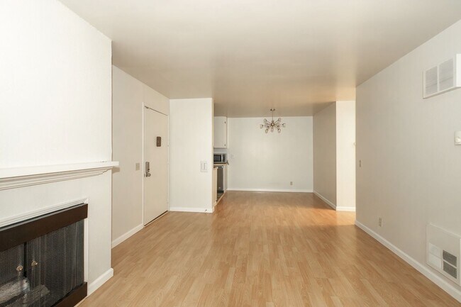 Foto del edificio - Peaceful Forest-View Condo with Fireplace & Private Balcony in Golden Oaks