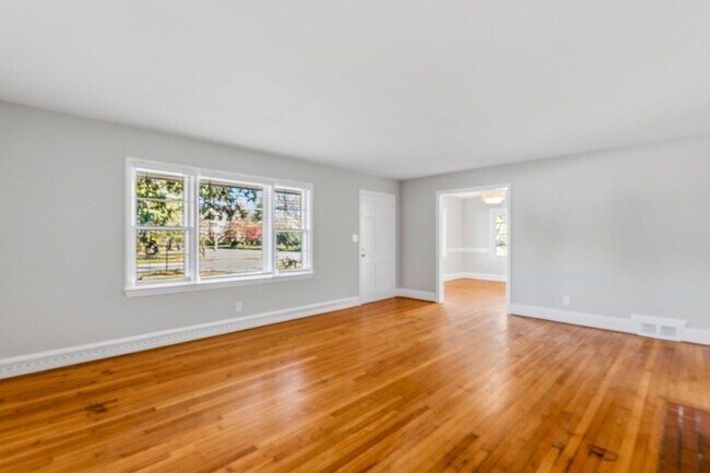 Foto del edificio - NW - Large Brick Ranch, Updated, Hardwoods, LR, DR, Den, Two Decorative Fire Places, Fenced, Stor...