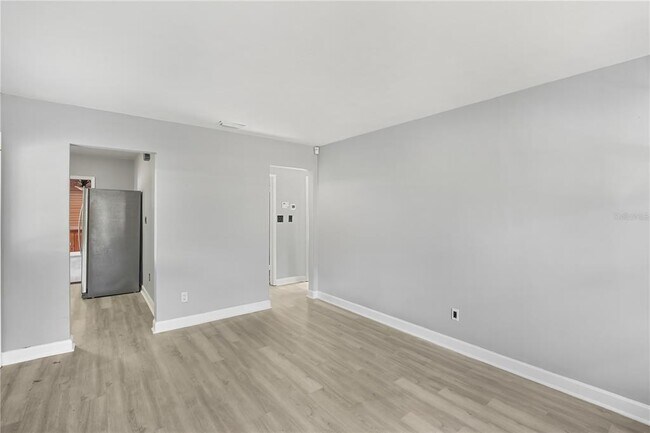 Foto del edificio - 6013 N Otis Ave