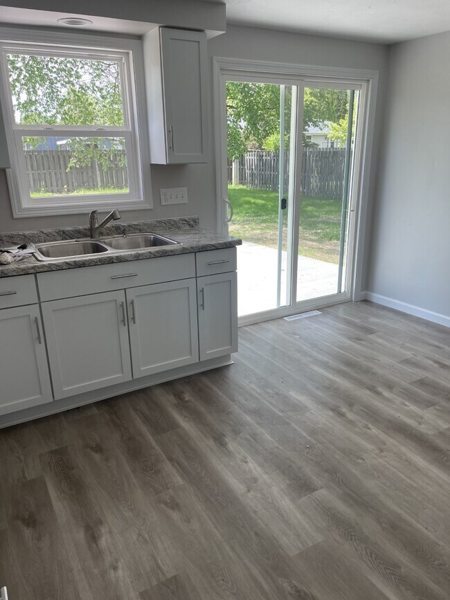 Foto del edificio - 1231 Primrose Ln