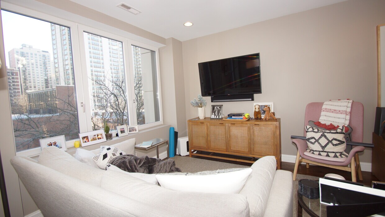 family room with east views - 1308 N La Salle Dr