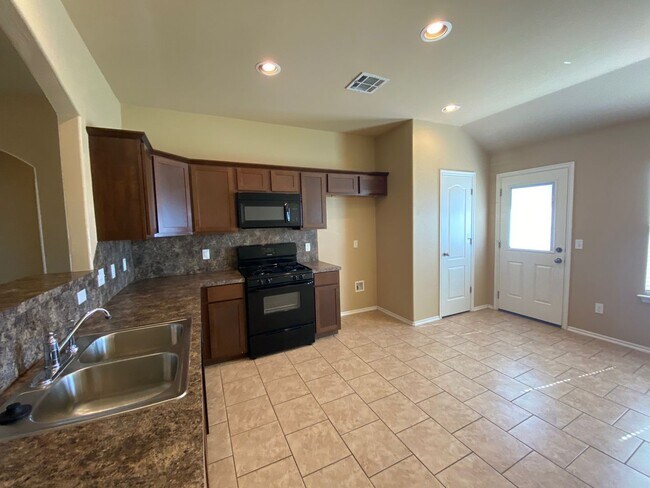 Foto del edificio - 3 Bed 2 Bath 2 Car Garage* Newer Home in T...