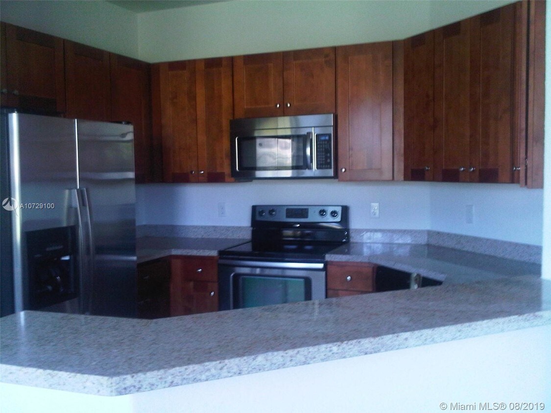 Foto principal - 10022 NW 7th St