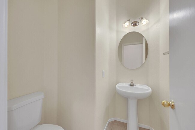 Foto del edificio - This beautifully updated 2-bedroom home is nestled in a gated community