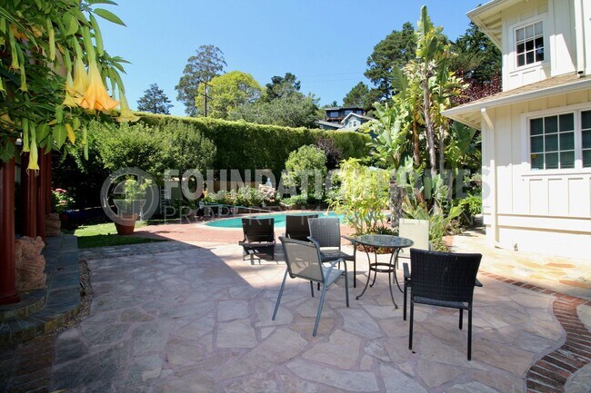 Foto del edificio - FURNISHED - Enjoy this little piece of par...