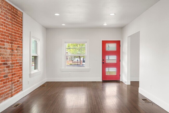 Foto del edificio - Updated 2-Bed + Office on Large Lot with 2-Car Garage