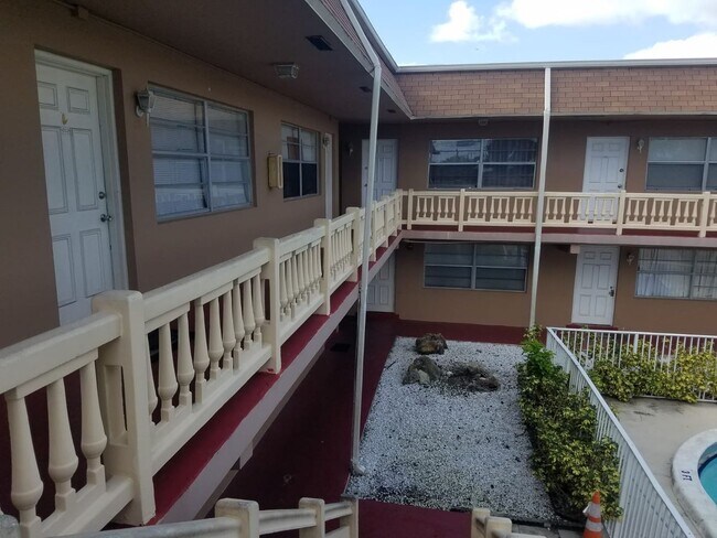 Building Photo - One bedroom apartment in Pompano Beach