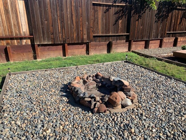 Foto del edificio - 3 bedroom 2 bath home with HUGE yard in Or...