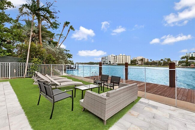 Foto del edificio - 9380 Bay Dr