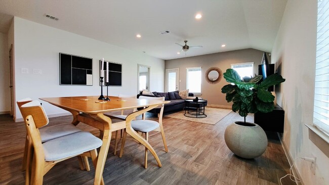 Building Photo - 3555 Crestfield Ln