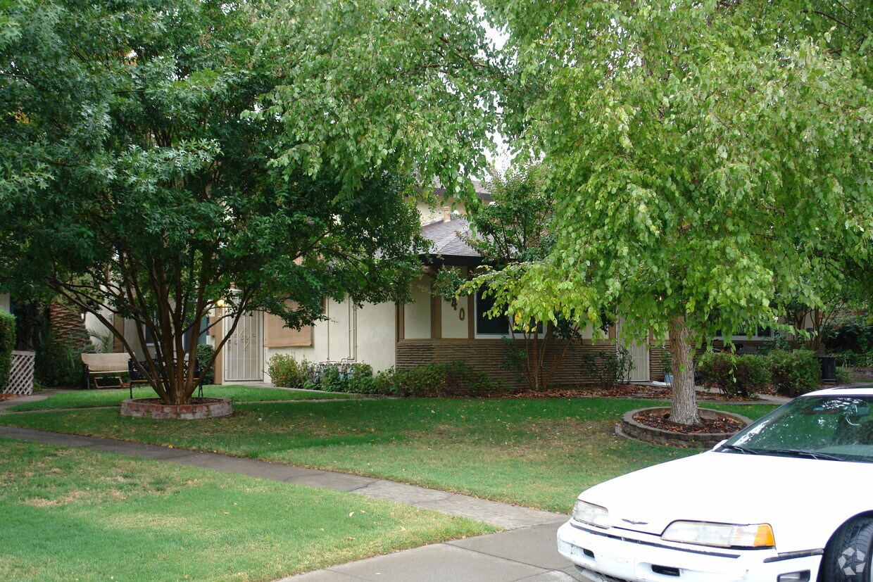 Building Photo - 840 Cathedral Ct