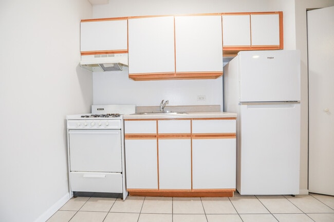 Building Photo - 6106 N Kenmore Ave