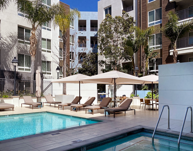 Piscina estilo resort y spa | Elan Huntington Beach | Apartamentos en Huntington Beach, CA - Elan Huntington Beach