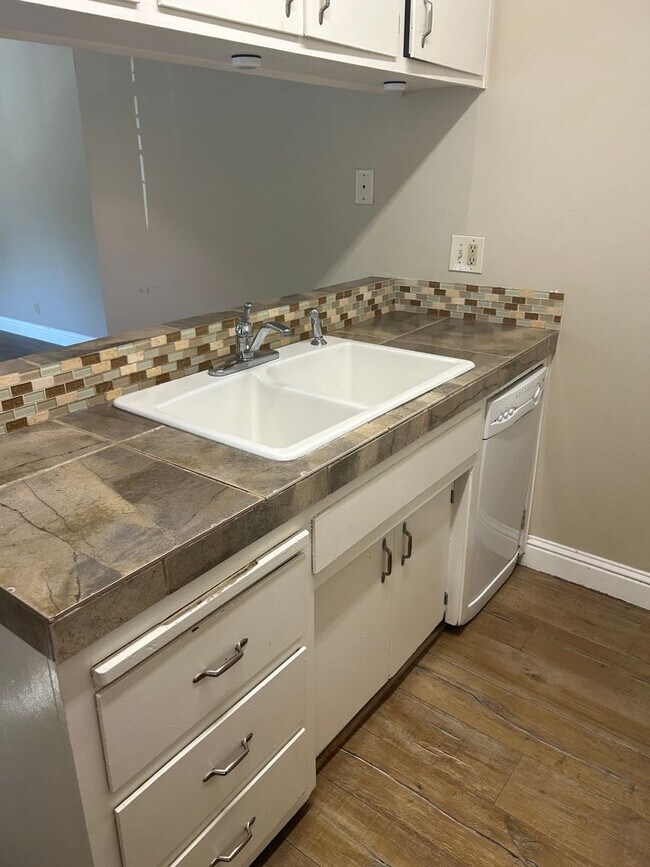 Building Photo - Lovely 2 bedroom 1 bath condo #1 unit