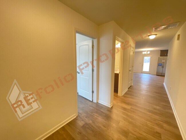 Foto del edificio - Stylish 4-Bedroom 3 Bathroom Single Home w/ a Guest Suite on the Main Level in Elmwood, Raleigh, ...