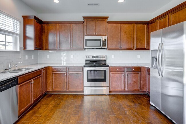 Foto del edificio - 4 Bedroom Rental in Mackintosh On The Lake Neighborhood!