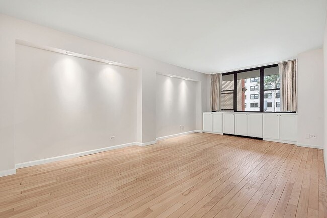 Building Photo - 181 E 90th St