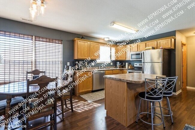Building Photo - GREAT LOCATION!! 2 Bed, 2 Bath Townhome in...