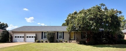 Building Photo - 2303 Gingko Dr
