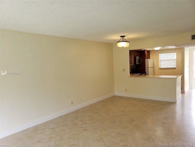 Foto del edificio - 8330 Sands Point Blvd