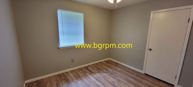Building Photo - 2 Bd, 1 Ba Duplex, in Ward