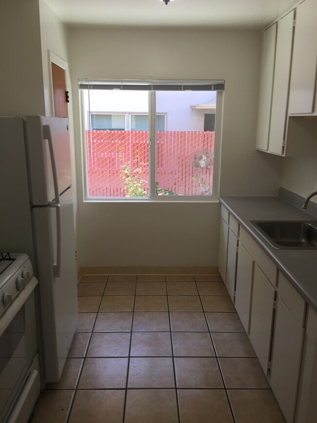 GALLEY STYLE KITCHEN - 155 Duane St