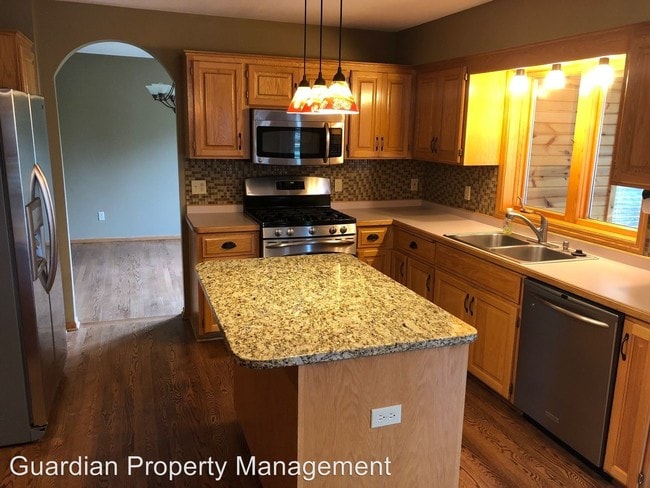 Building Photo - 4 br, 3.5 bath House - 554 White Pine Way