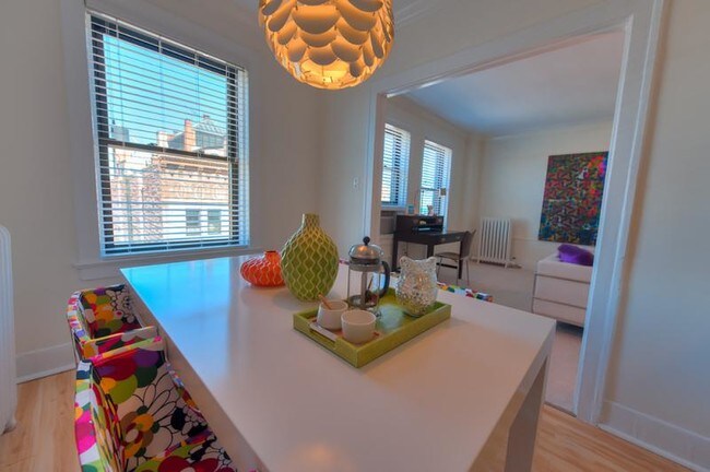 Foto del edificio - 2754 N Pine Grove Ave