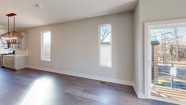 Building Photo - 3 story townhome in Seversville!