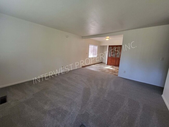 Building Photo - 619 NE 117th Ave