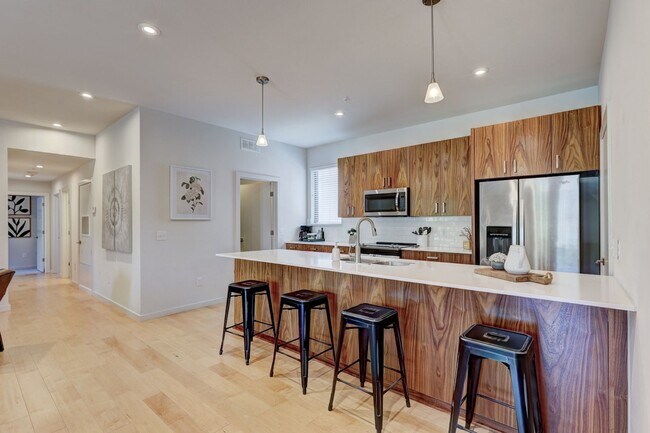 Building Photo - 2 bedroom, 2 bathroom Condo